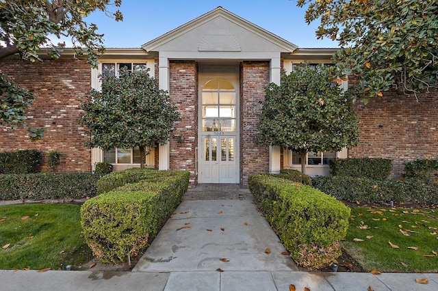 view of front facade featuring a front yard