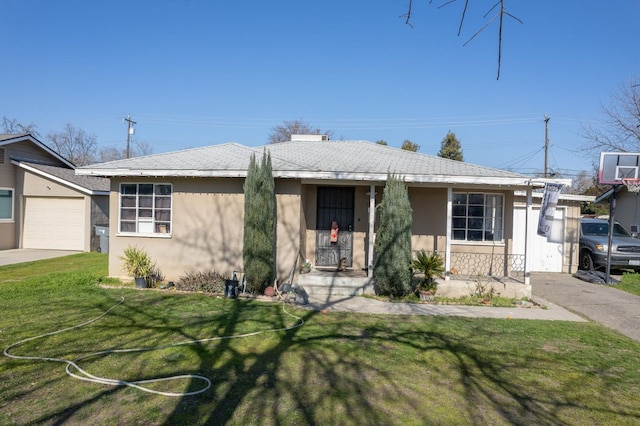 single story home with a front lawn