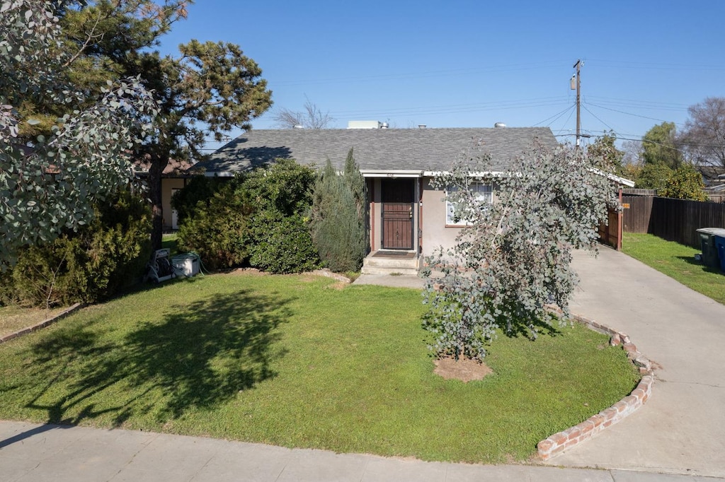 view of front facade with a front lawn