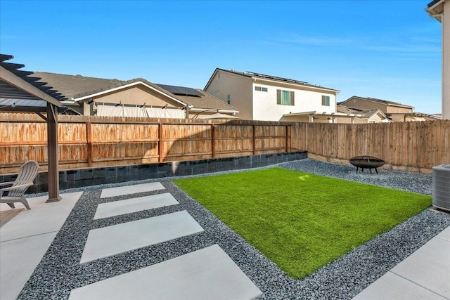 view of yard featuring a fire pit