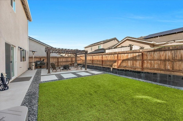 view of yard featuring an outdoor fire pit, a pergola, and a patio