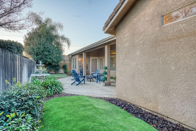 view of yard featuring a patio