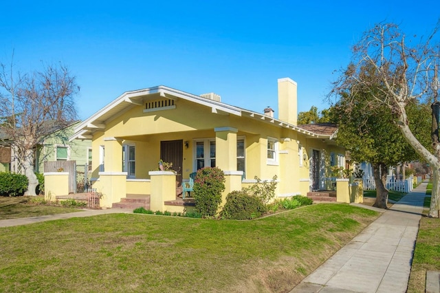 view of front facade featuring a front lawn