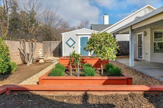 view of yard with a storage shed