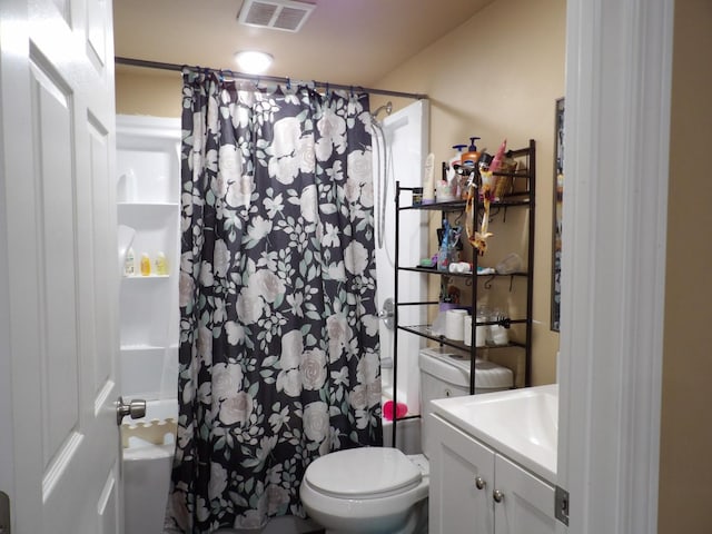 bathroom featuring a shower with curtain, vanity, and toilet