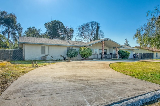 single story home featuring a front lawn