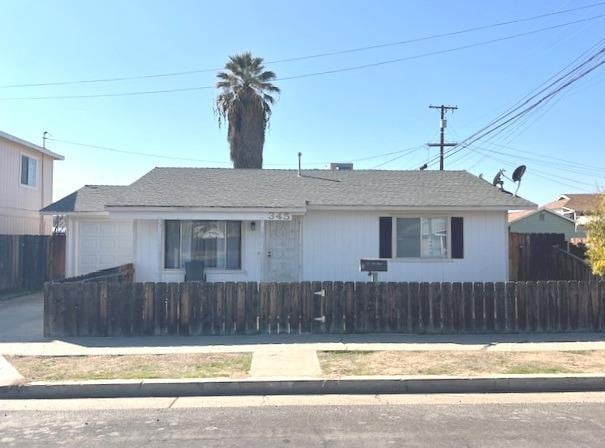 view of front of property