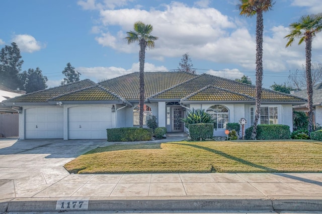 view of front of house featuring a garage and a front yard