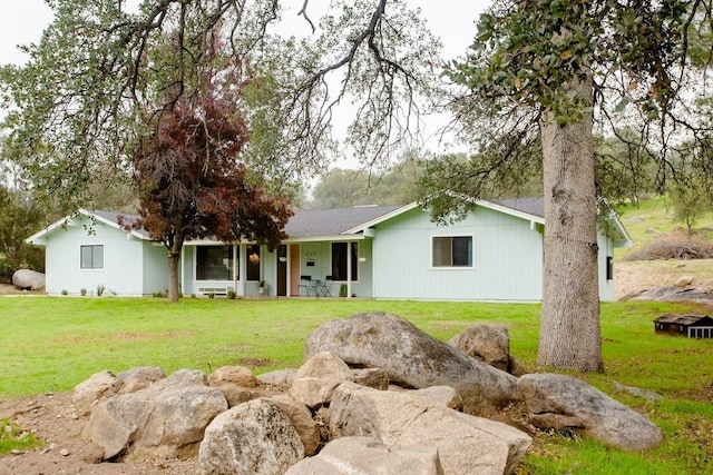 view of front facade with a front yard