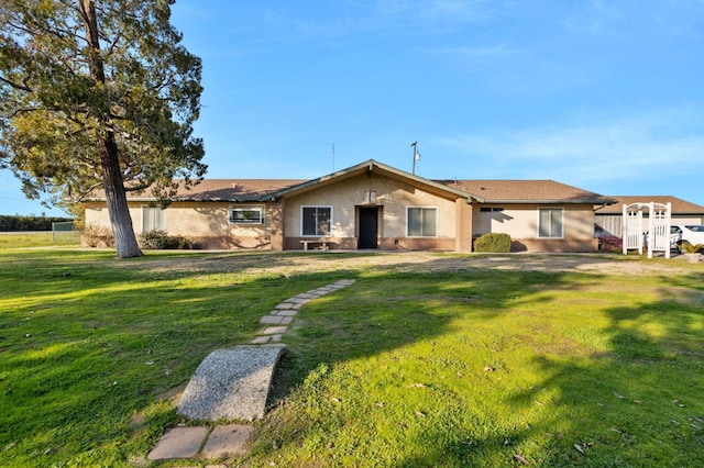 view of front facade featuring a front lawn