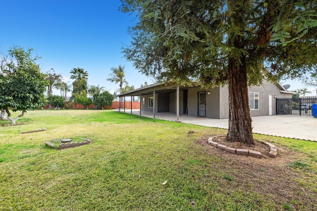 view of yard featuring a patio area