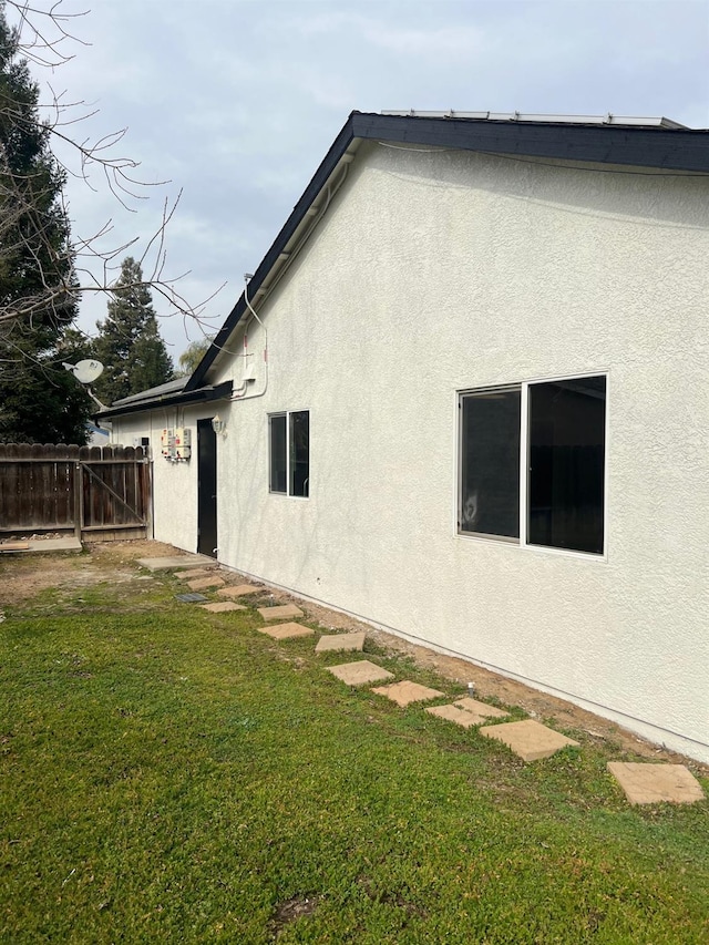 view of side of property featuring a lawn