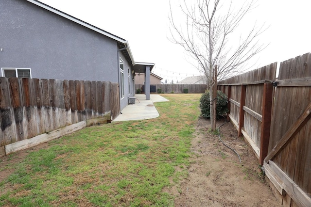 view of yard featuring a patio