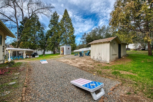 view of yard with a storage shed