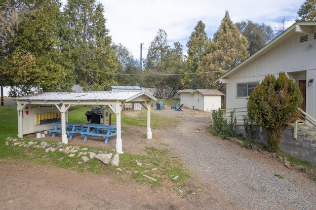 view of yard featuring a storage shed