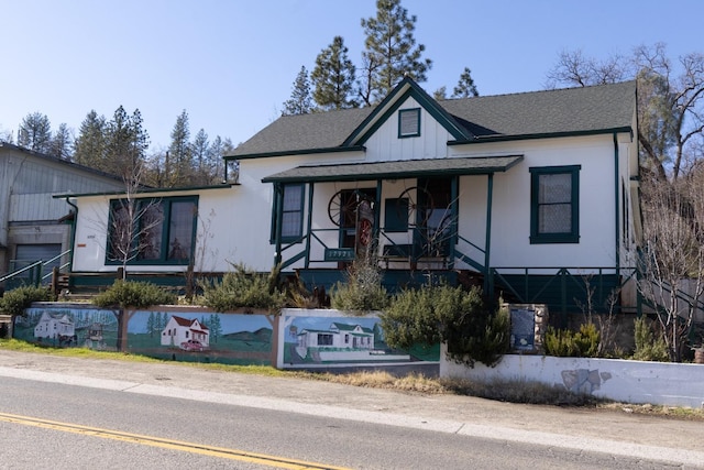 view of front of property