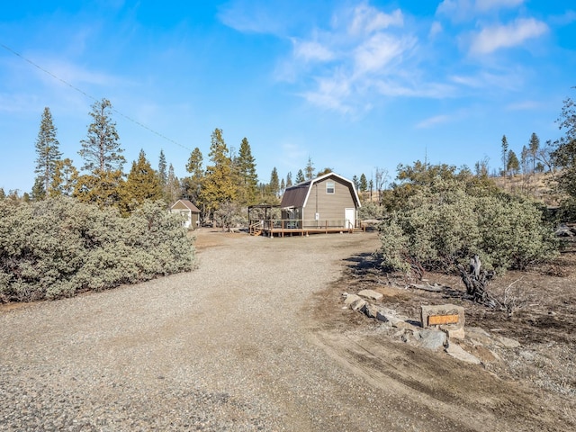 view of yard with an outbuilding