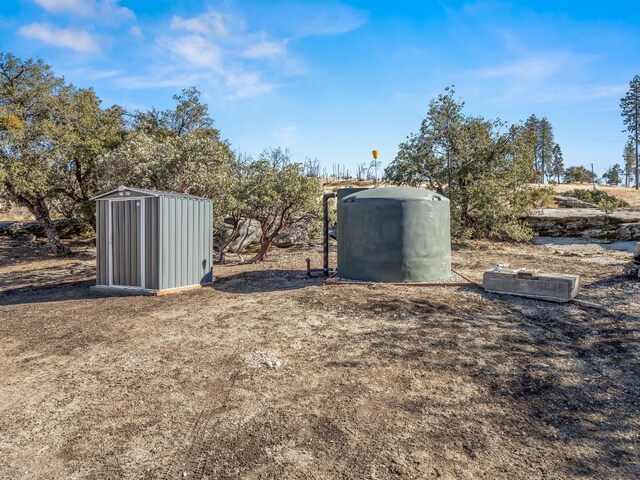 view of yard with a storage shed