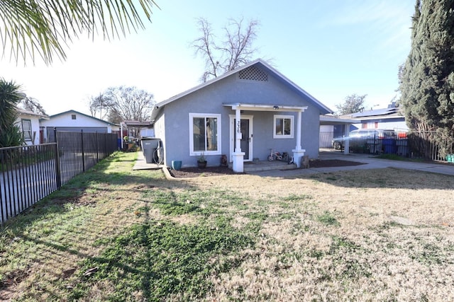 view of front of house featuring a front lawn