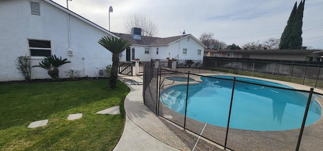 view of swimming pool featuring a yard