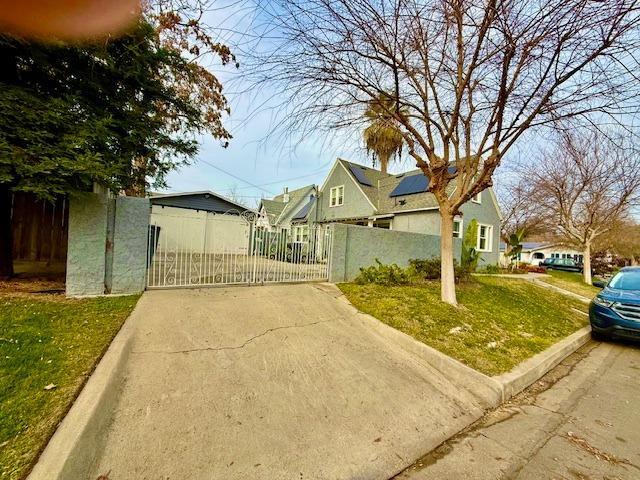 view of front of house with a front lawn