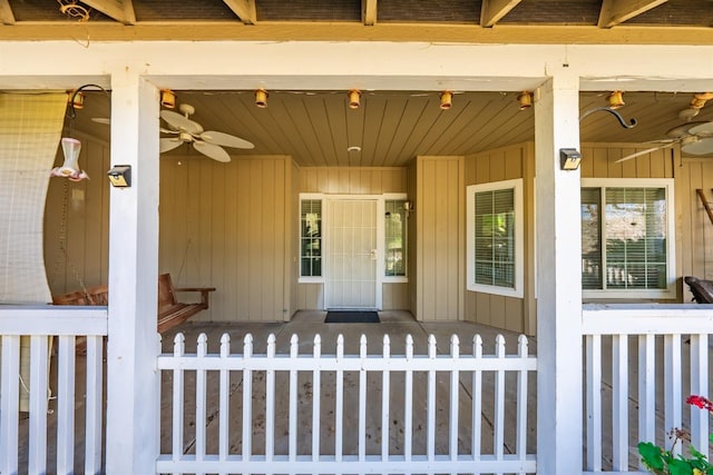 property entrance featuring ceiling fan