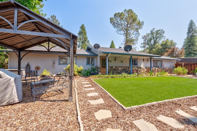 view of front facade featuring a front lawn