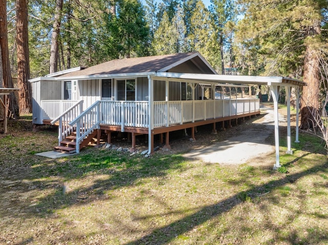 view of front of home featuring a carport and a front lawn