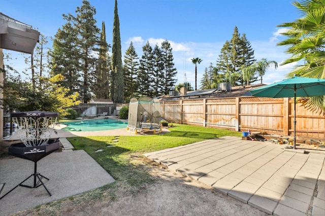 view of yard featuring a fenced in pool