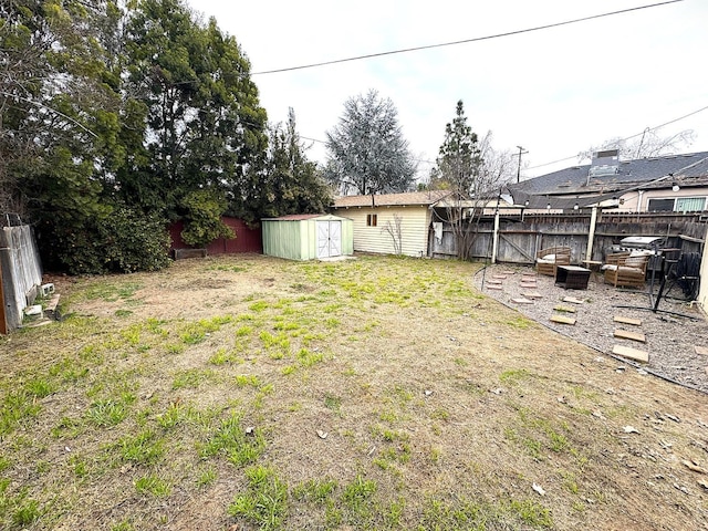 view of yard featuring a shed