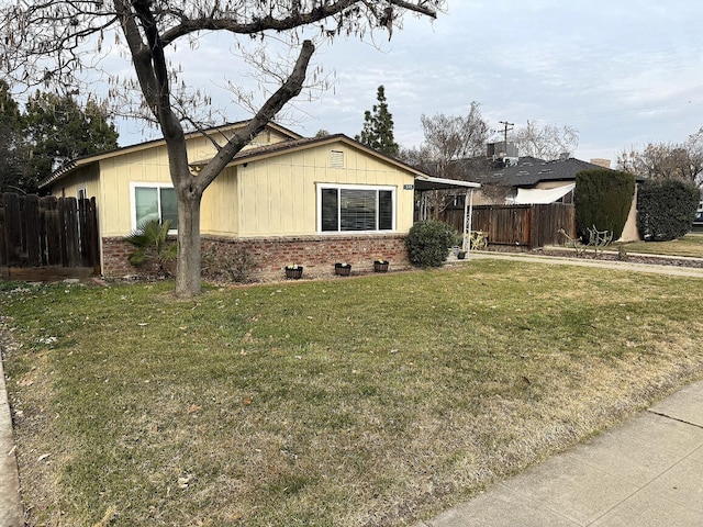 ranch-style house featuring a front lawn