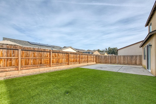 view of yard featuring a patio area