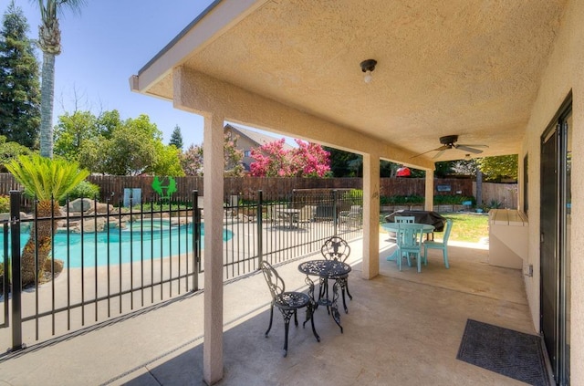 1147 N Carey Ave, Clovis, CA 93611 - fenced backyard featuring a patio area, a pool with connected hot tub, and ceiling fan