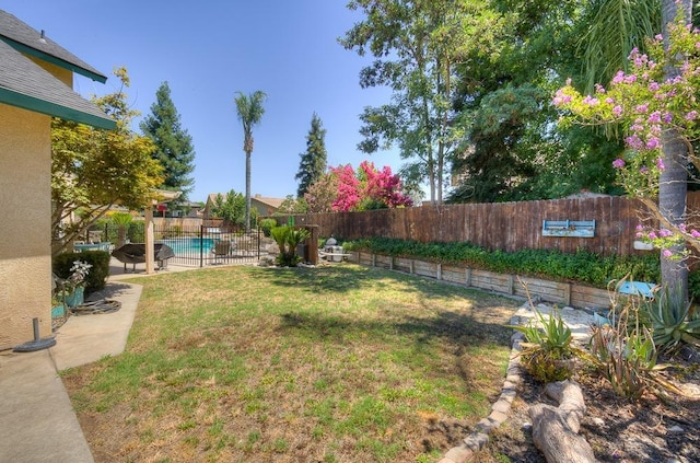 view of yard featuring a fenced in pool