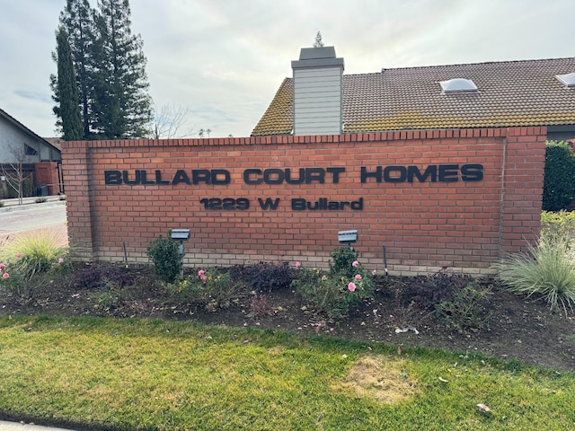 view of community / neighborhood sign