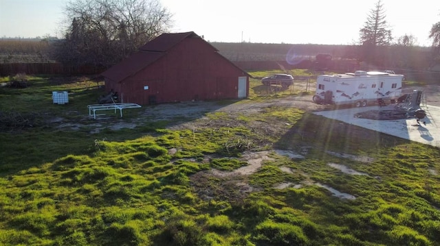 view of yard with an outdoor structure