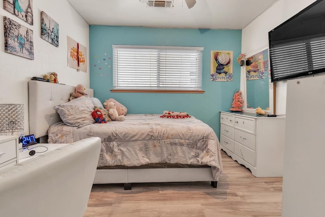 bedroom featuring visible vents, light wood-style flooring, and a ceiling fan