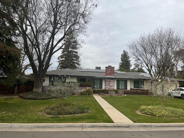 single story home featuring a front yard