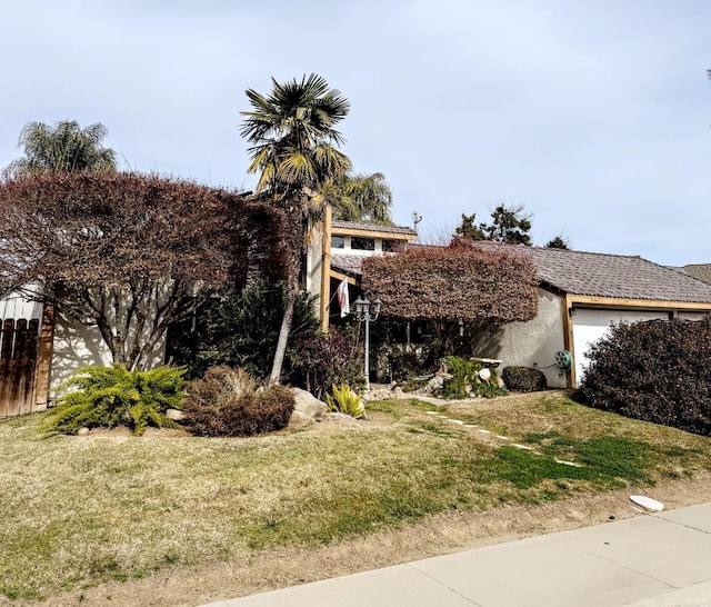 view of front facade featuring a garage and a front lawn