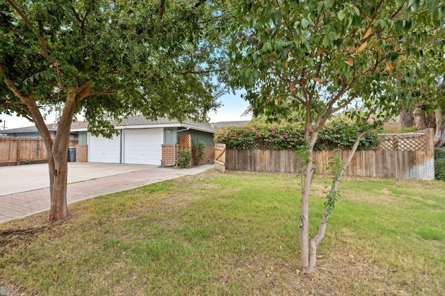 view of front facade featuring a garage and a front yard