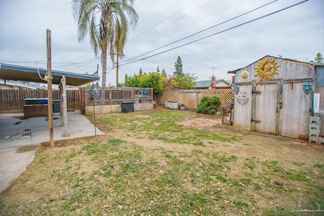 view of yard featuring a shed