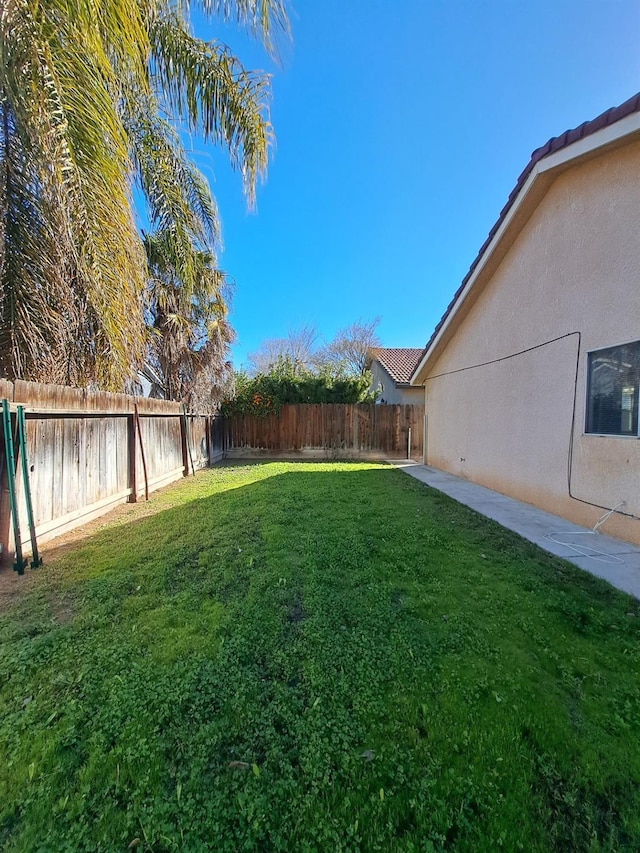 view of yard featuring a fenced backyard