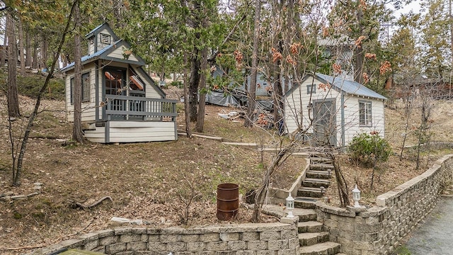 view of yard featuring a shed