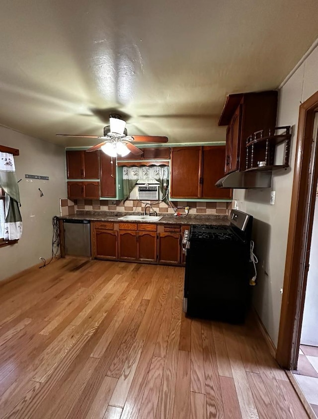 kitchen with ceiling fan, stainless steel appliances, sink, and light wood-type flooring