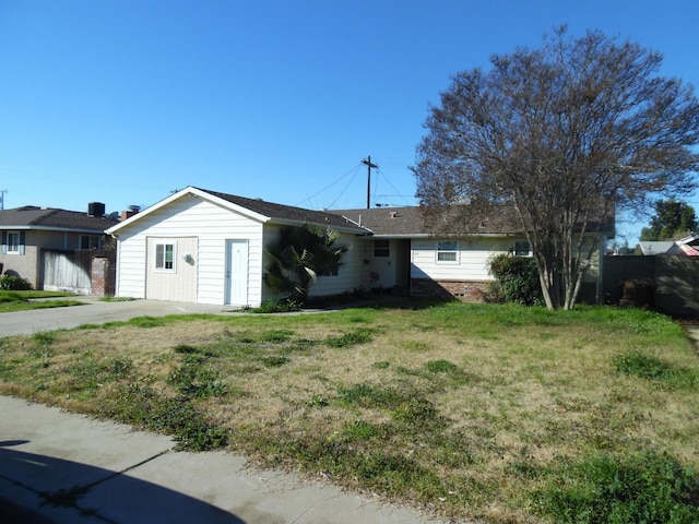 view of front of house featuring a front lawn