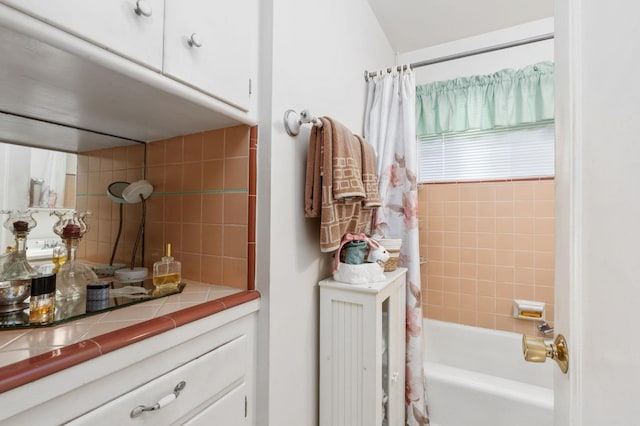 bathroom with shower / bath combo with shower curtain