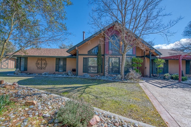 view of front of property featuring a front yard