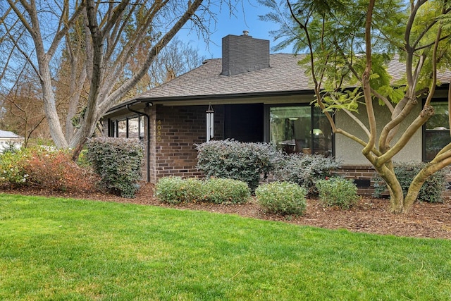 view of front of property with a front yard