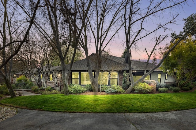 view of front facade with a lawn