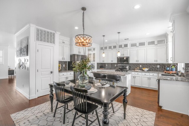 dining room featuring recessed lighting, dark wood-style floors, visible vents, and a chandelier